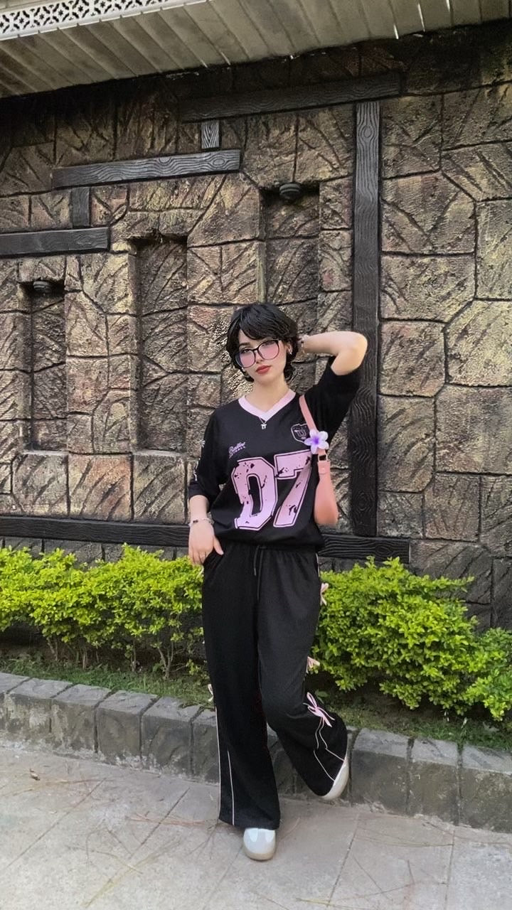 07 Pookie V-Neck Oversized & Black Pookie Bow Flapper