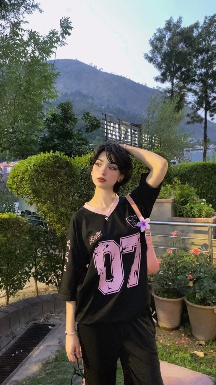 07 Pookie V-Neck Oversized & Black Pookie Bow Flapper
